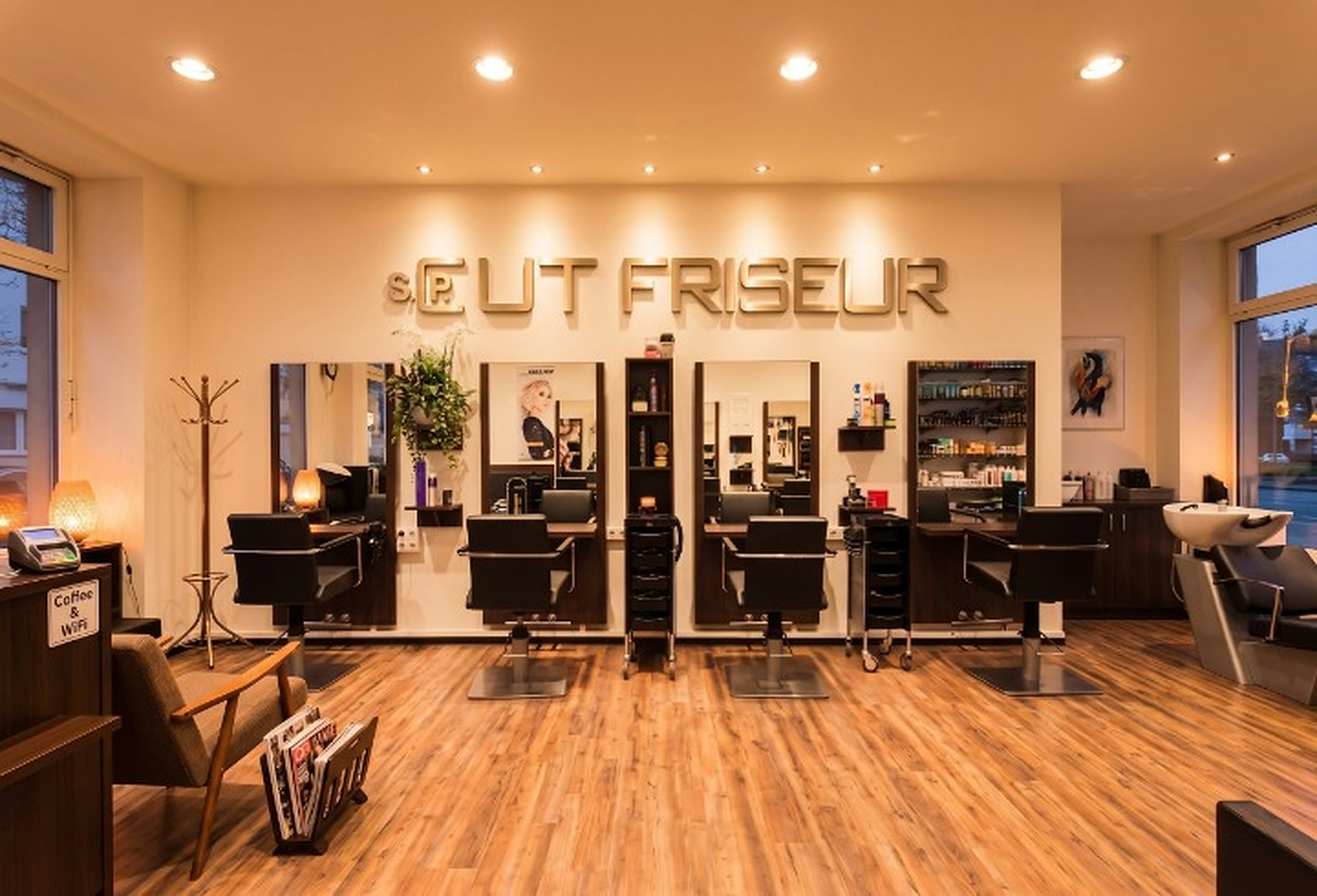 Innenansicht des S.P. Cut Friseur- und Barbershop-Salons in Hamburg